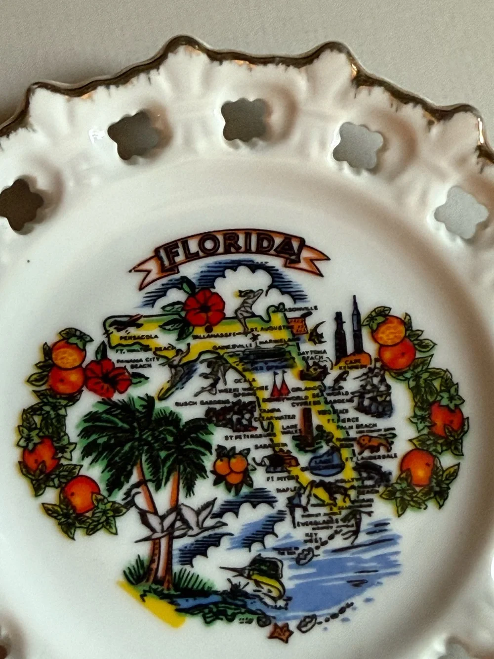 Vintage Florida Decorative‎ Porcelain Hanging Plate with Gold Trim